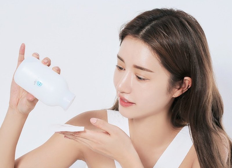 Bước sử dụng toner hoặc nước hoa hồng Bước sử dụng toner hoặc nước hoa hồng
