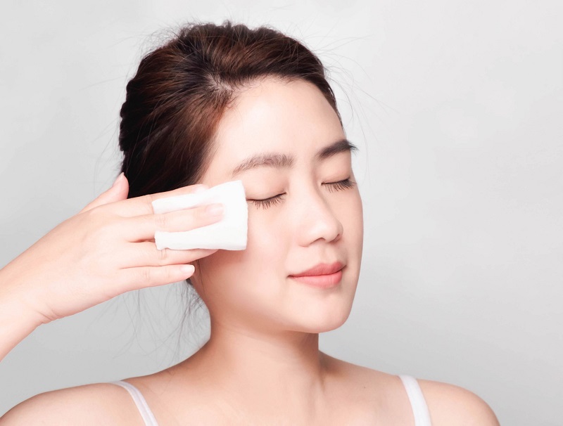 Làm sạch da mặt bằng sản phẩm tẩy trang Làm sạch da mặt bằng sản phẩm tẩy trang