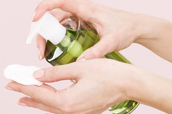 Phân biệt tẩy trang nước và tẩy trang dầu Phân biệt tẩy trang nước và tẩy trang dầu
