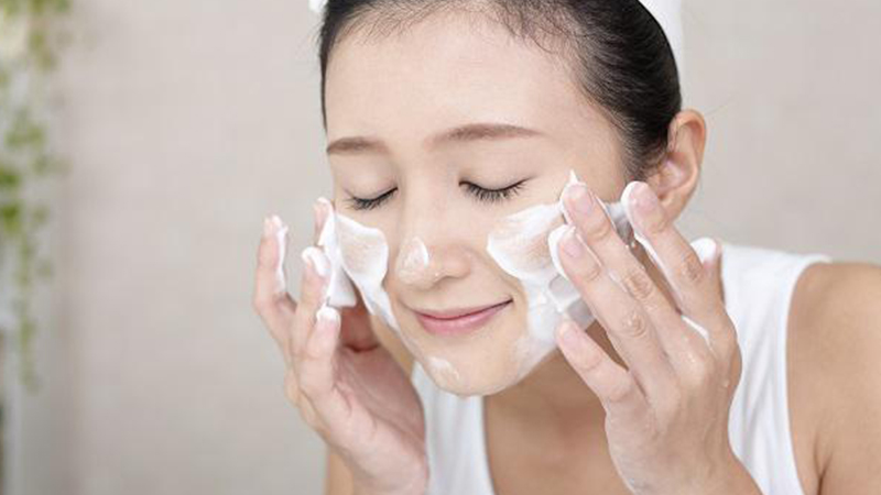 Sử dụng sữa rửa mặt Sử dụng sữa rửa mặt