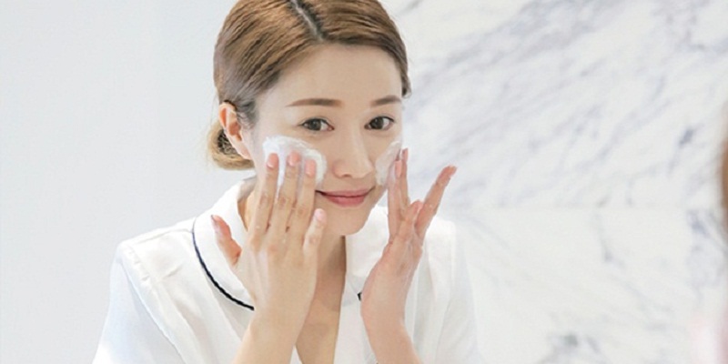Sử dụng sữa rửa mặt Sử dụng sữa rửa mặt